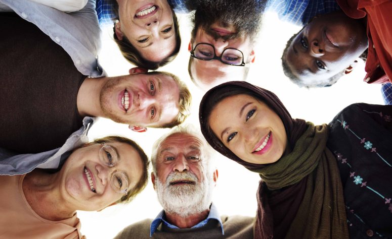 6 Menschen schauen von oben in Kamera