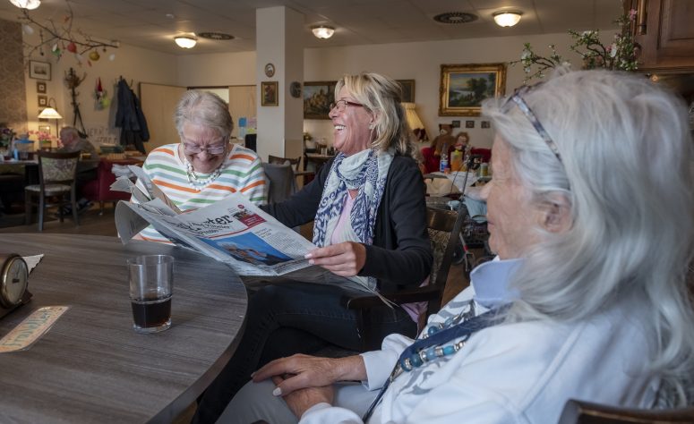 Alte Damen lachen beim Früstück