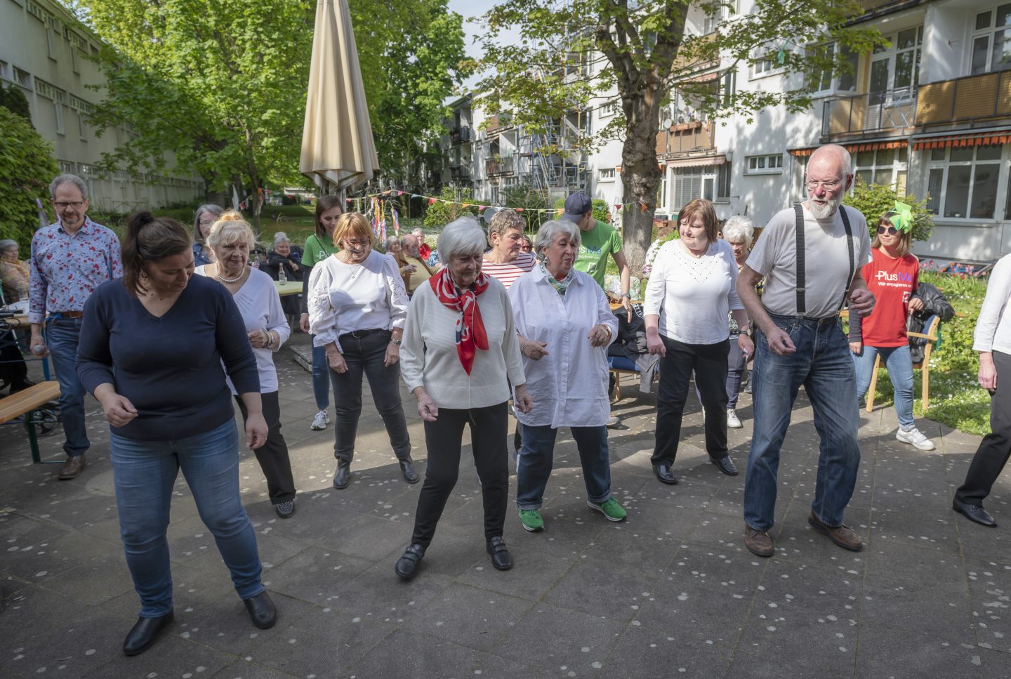 Die Patienten des Begegnungszentrums Gallus tanzen zusammen